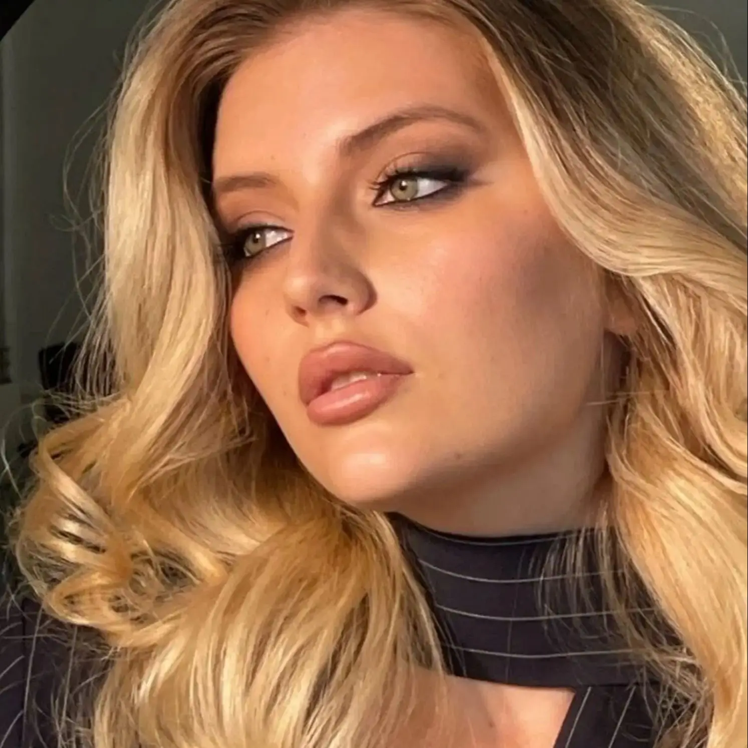 Parrucca anteriore in pizzo HD Biondo miele Radice scure Spalla Parrucca sintetica Parrucca a onde sciolte in fibra di lusso premium per donna Look realistico