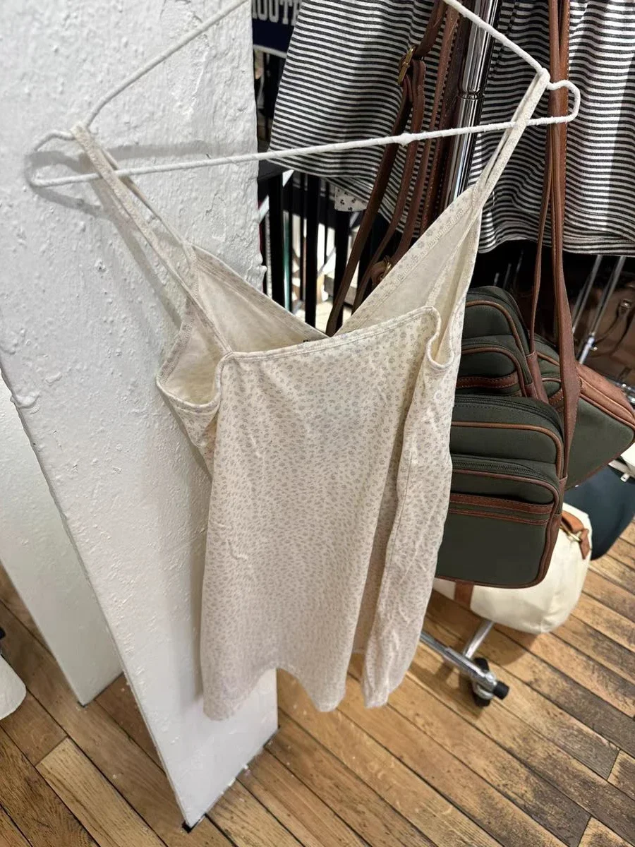 ชุดเดรสสั้นพิมพ์ลายดอกไม้ผู้หญิงเซ็กซี่ V คอแขนกุดฤดูร้อนสั้นชุดลำลองสตรีทแวร์สไตล์พรีปปี้ชุดเดรส