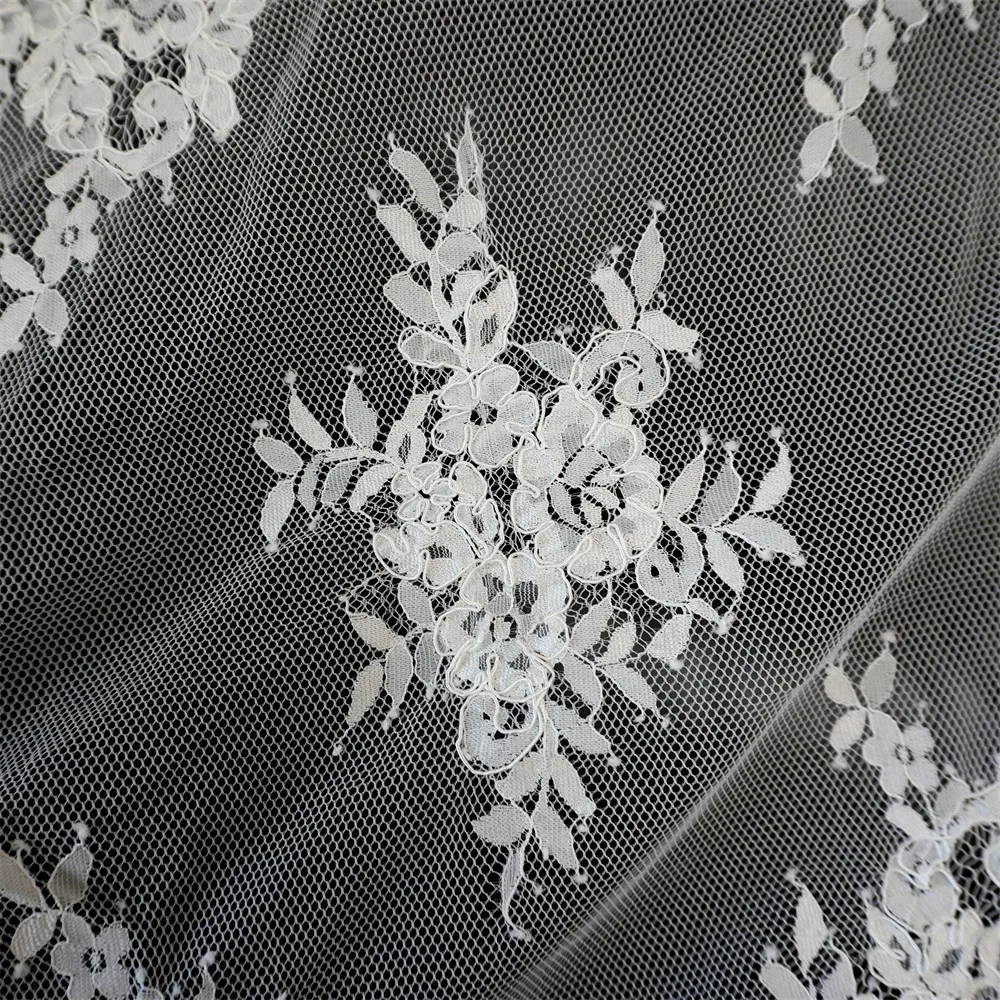 300CM X 150CM. Französischer Spitzenstoff mit großer Blumenbordüre und Kordelstickerei. Stoff für Couture-Brautkleider. DIY-Nähzubehör. – Detail 8