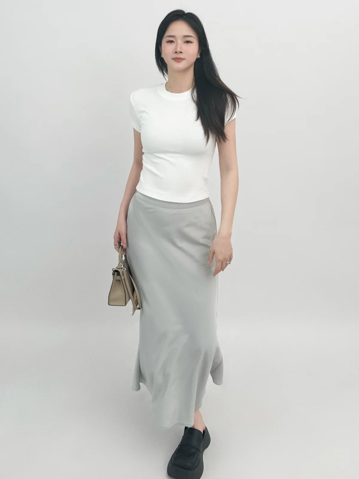 

Атласная юбка-карандаш с высокой талией, глянцевая, для офиса, однотонная, приталенная, лето 2024