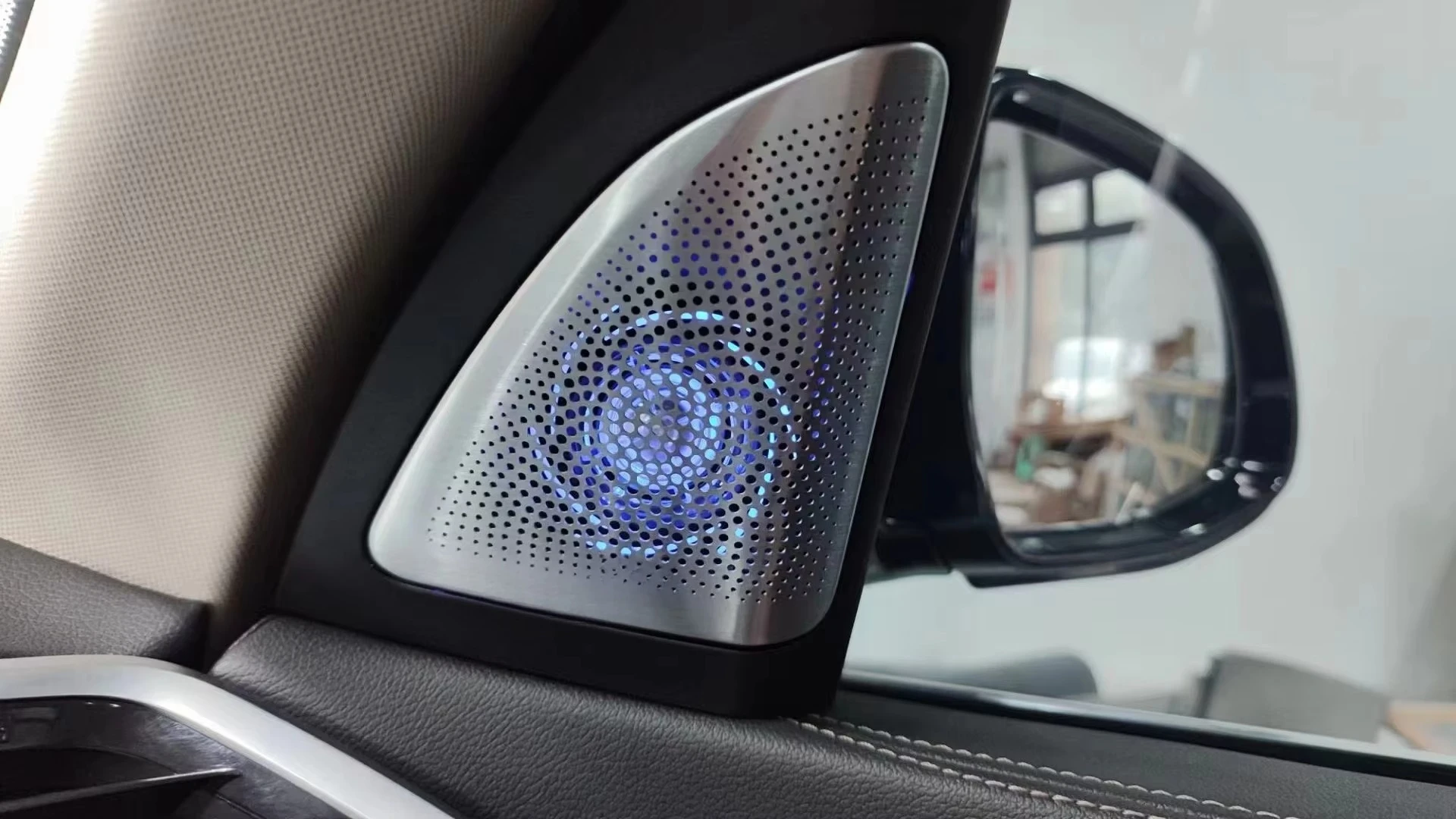 إضاءة محيطة للسيارة، مكبرات صوت للباب الأمامي والخلفي، إضاءة ليلية، غطاء مكبر صوت عالي النبرة مناسب لـ X5/X7 G05/G07