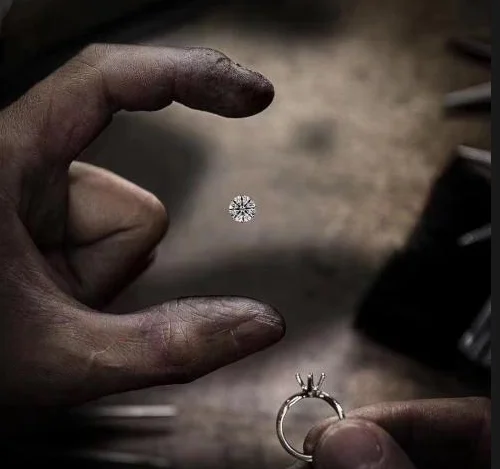 Kundenspezifischer Ring-zerwachsener Diamant