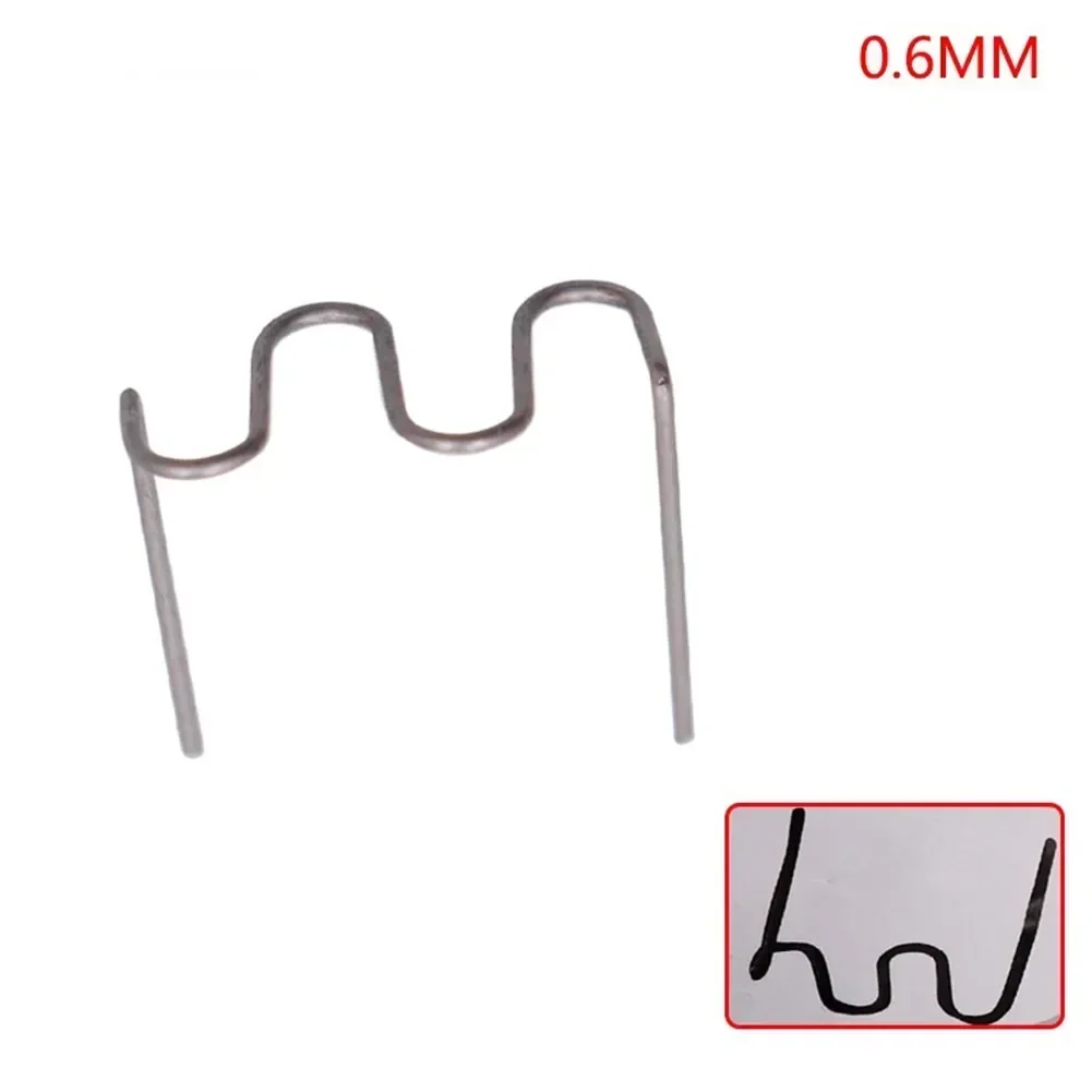 100 PZ 0.6/0.8mm Cucitrice A Caldo Graffette Chiodo di Saldatura Per Auto Paraurti Graffette Saldatore di Plastica Kit di Riparazione di Saldatura