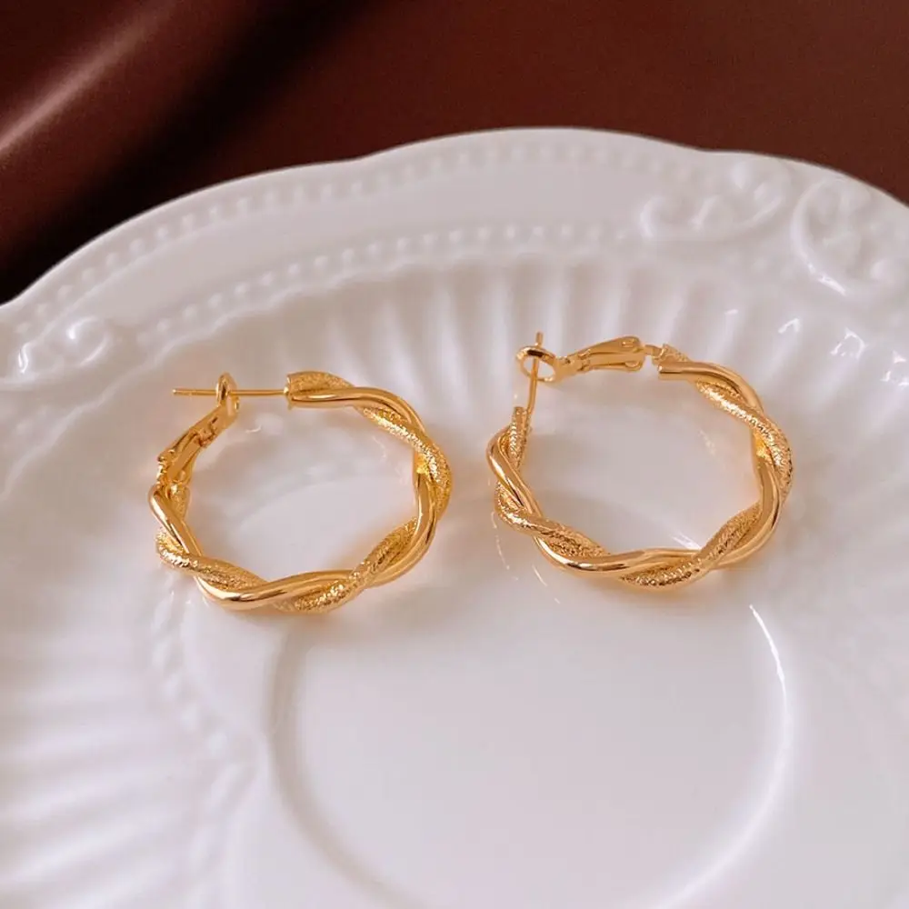 

Twisted Geometric Circle Gold Circle Earrings Exaggerated Temperament Women Metal Earrings Advanced Sense Light Luxury