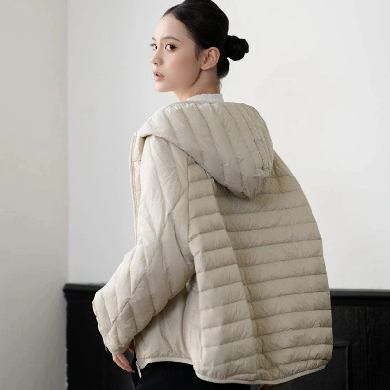 Schinteon Jaket Bulu Angsa Putih Wanita Pakaian Luar Musim Gugur Musim Dingin Ukuran Besar Longgar Kasual dengan Tudung Mantel Gaya Korea 2025 Baru