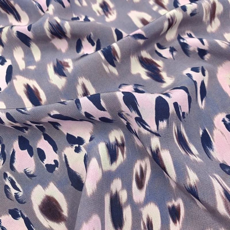 

1 метр, 100% шелк шелковицы, креп-шелковая ткань 16 мамме, серо-фиолетовый, с леопардовым принтом, 114 см, ширина 44 дюйма, по дворам, JX009