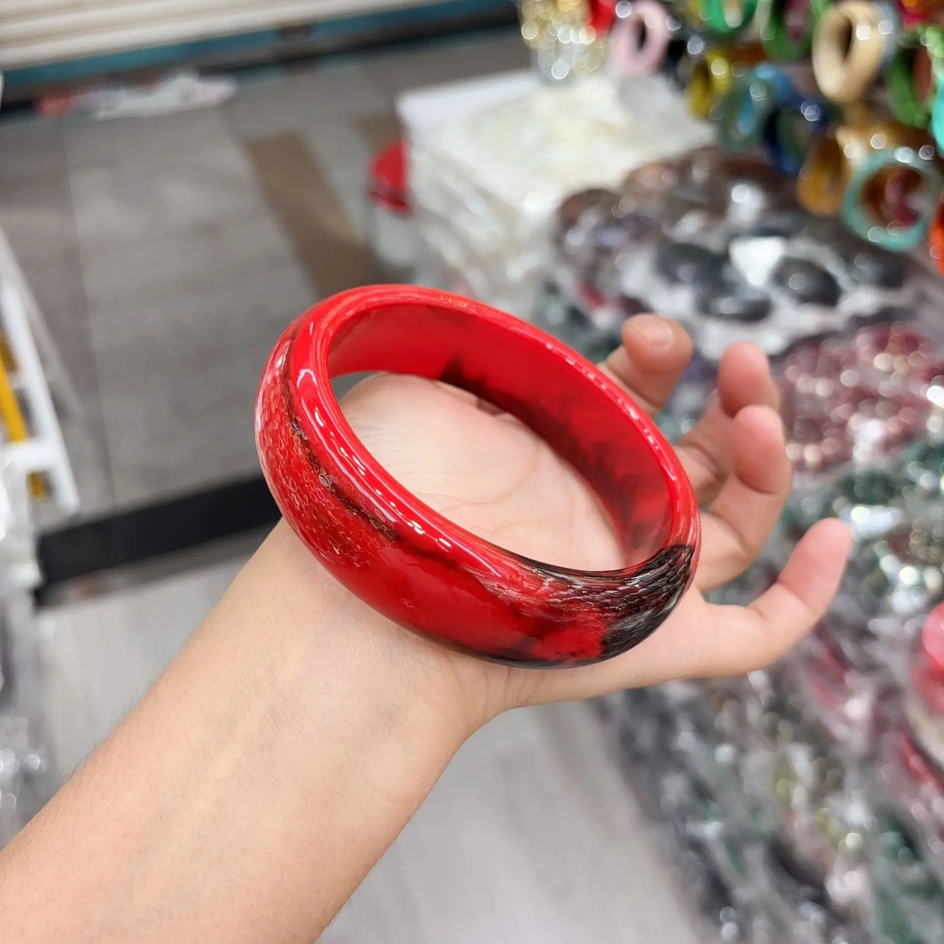 European and American exaggerated wide-faced round bracelet smudged two-color dynamic acrylic environmental protection bracelet