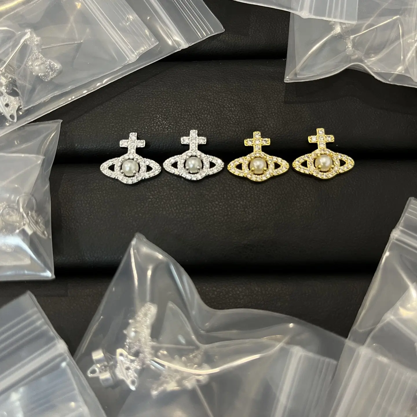 

Серьги-гвоздики из стерлингового серебра S925, роскошные, высококачественные, с полным покрытием из бриллиантов, ажурные, в форме маленького Сатурна, элегантные, модные, женские.