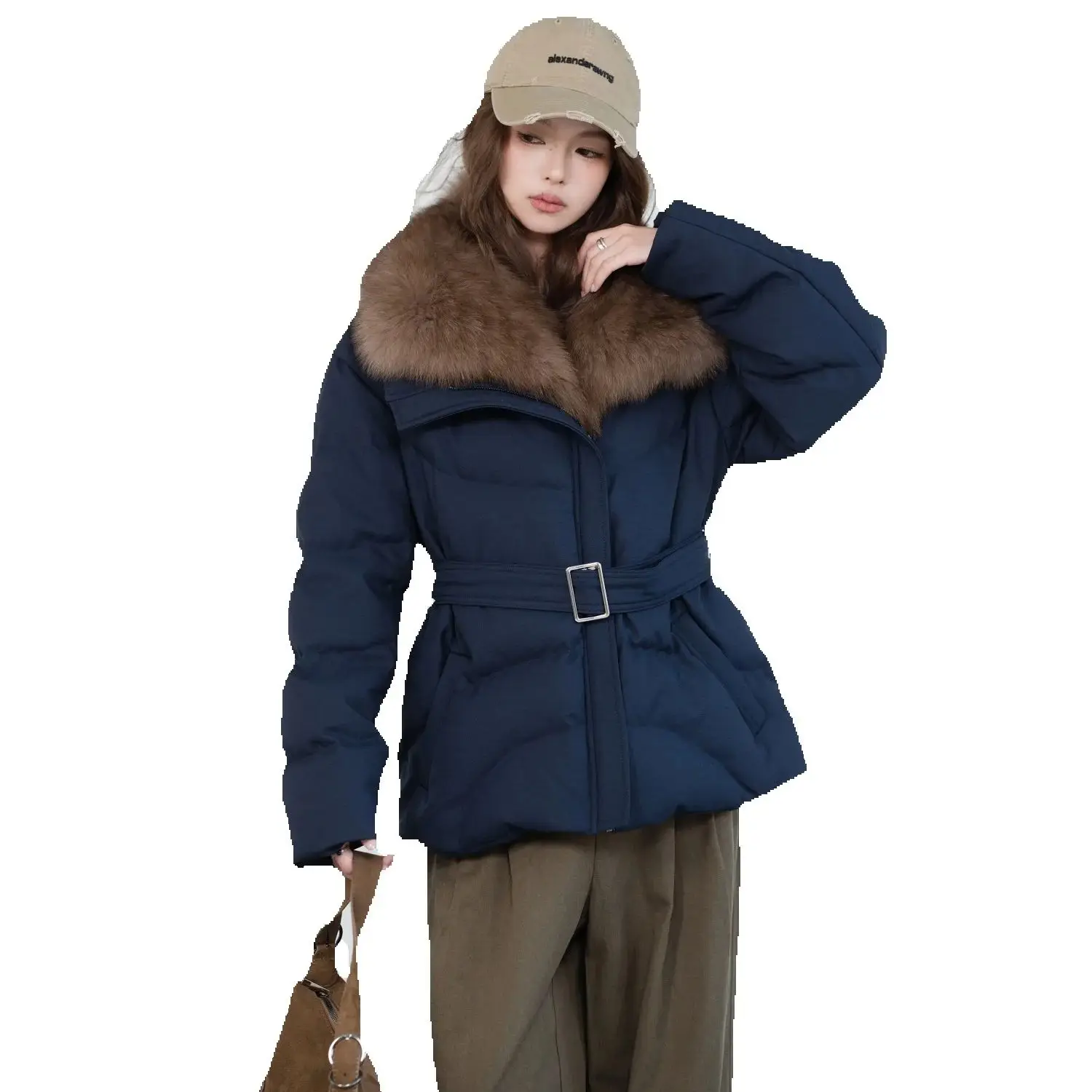 

Талия, наполненная гусиным пухом, делает вас выглядеть стройным. Воротник из лисьего меха съемный и можно носить в нескольких способах.