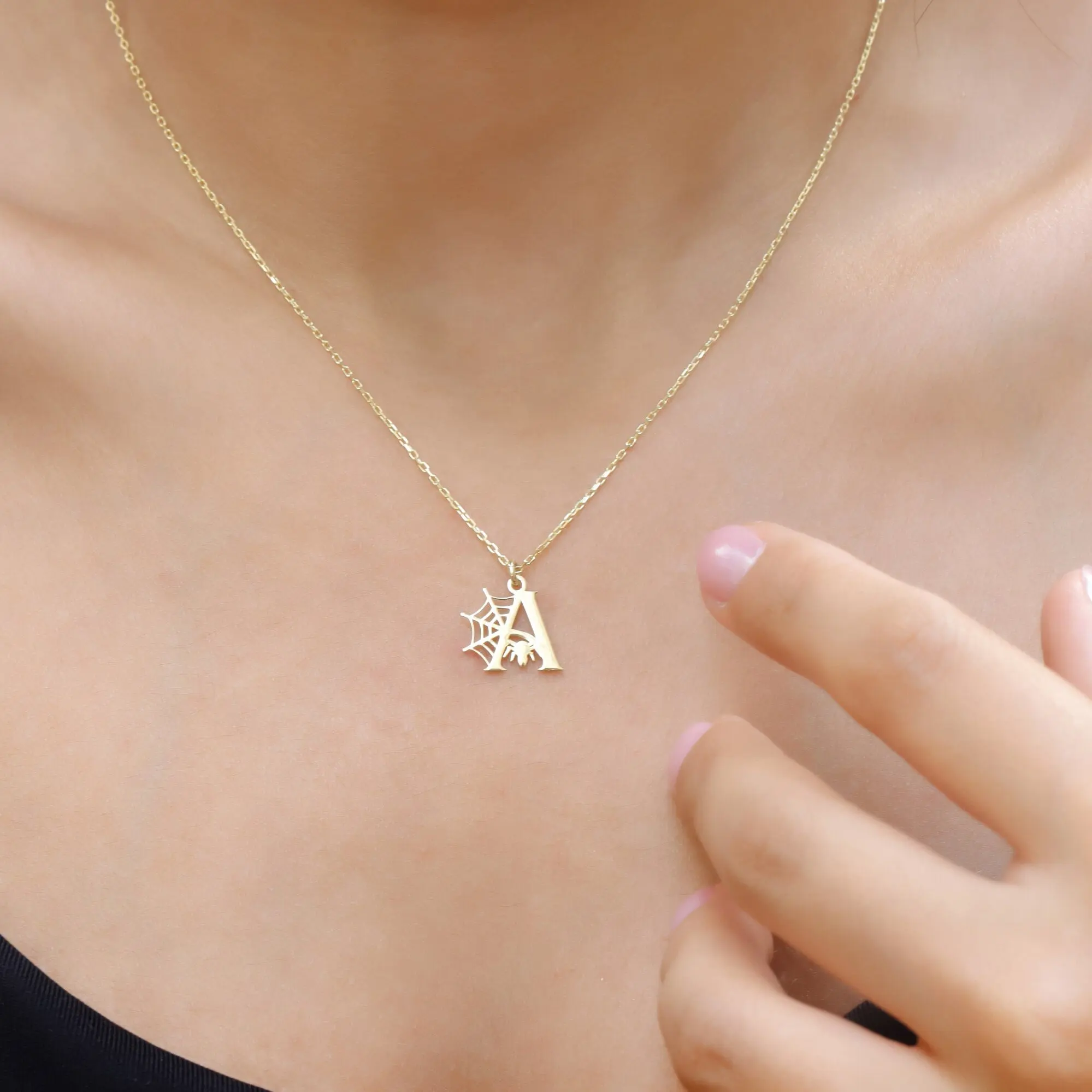 

Ожерелье с буквами на Хэллоуин на заказ, дизайн паука, позолоченная нержавеющая сталь 18 карат, роскошные ювелирные изделия в стиле хип-хоп, индивидуальный подарок для девочки