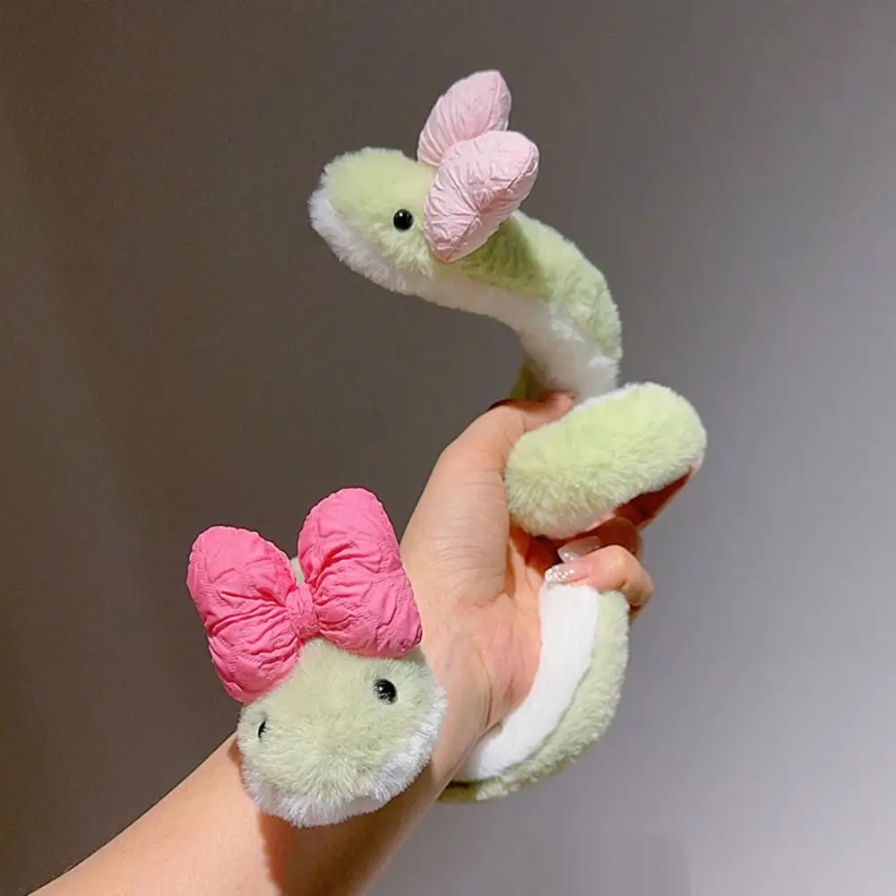 Lindo año del serpiente envolvente alrededor del brazo pequeño serpiente relleno lindo suave serpiente Animal regalo para niños