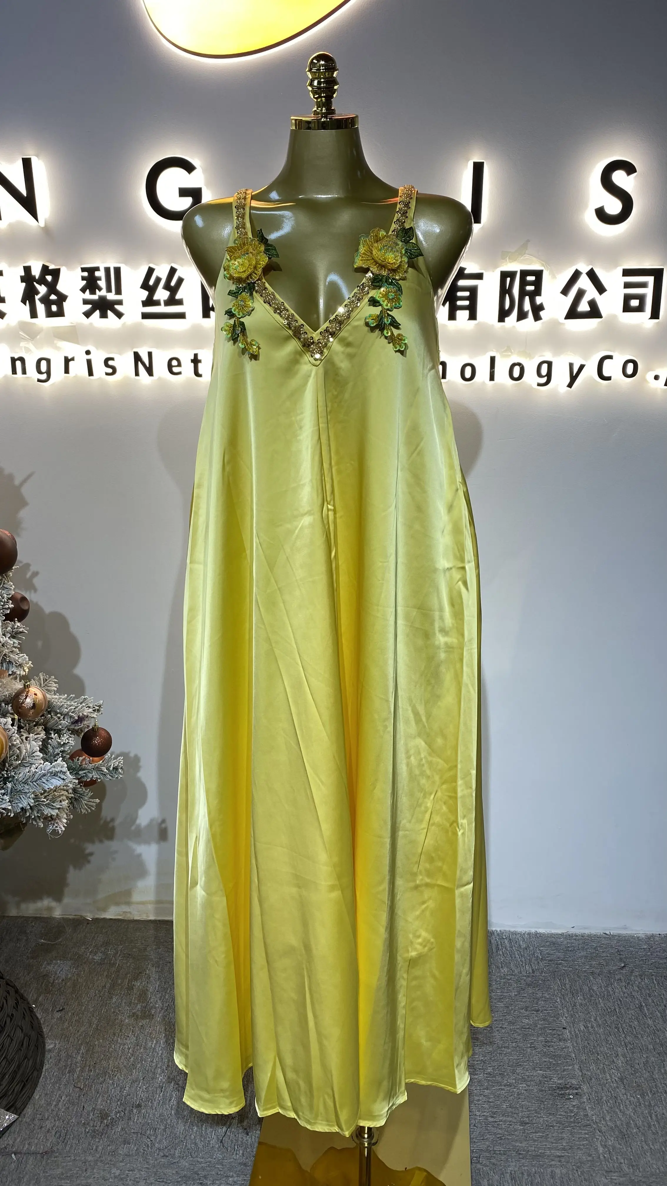 2025 Spring/Summer Women's Retro Beaded Sequin Embroidery 3D Flower V-Neck Sleeveless Loose Casual Dress-GZXX451