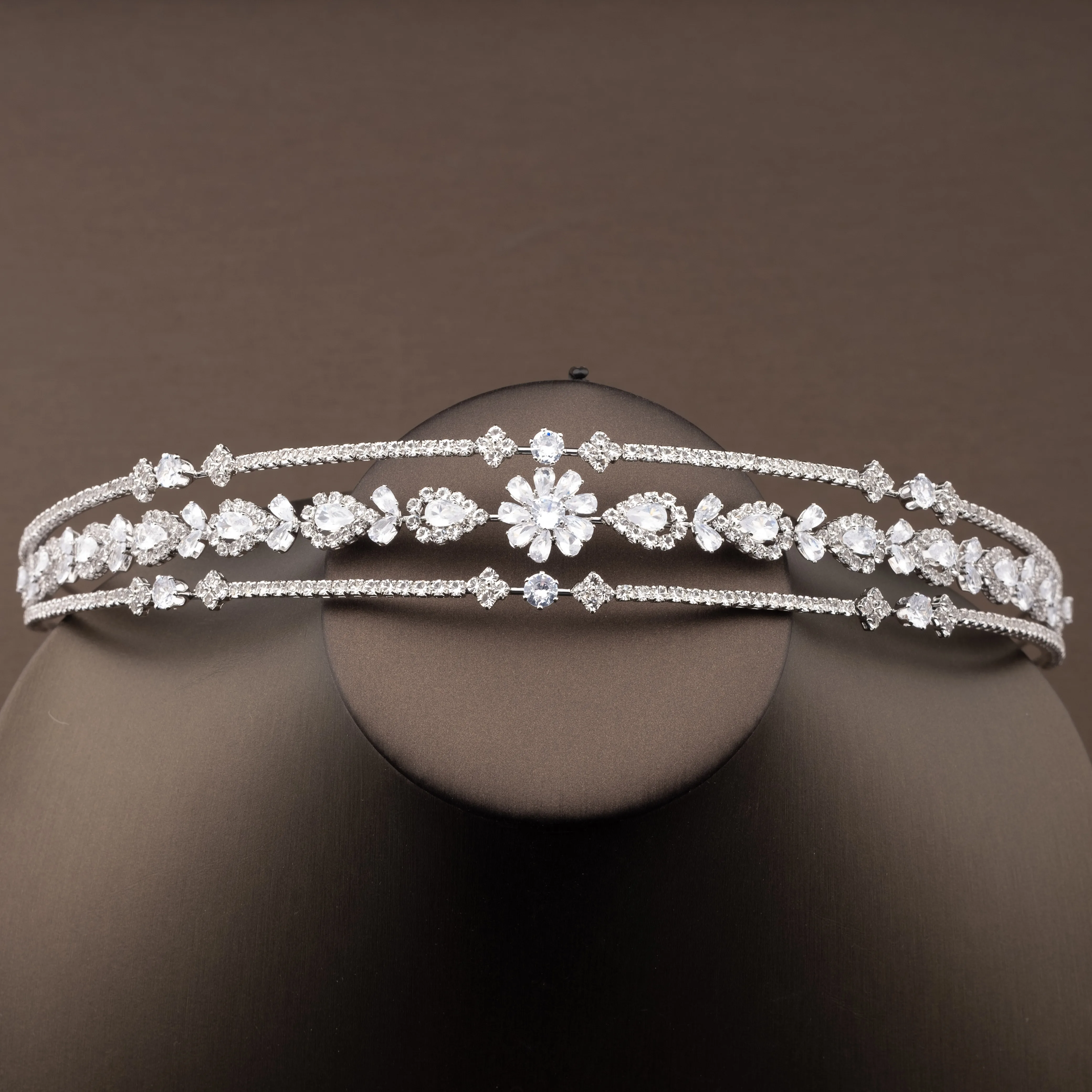 1 piece of luxurious and elegant headband with sparkling cubic zirconia flower cluster design, suitable for women to wear at weddings and banquets