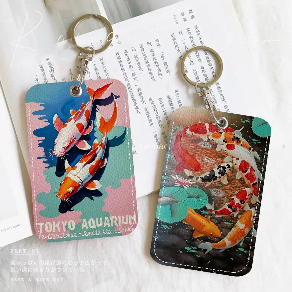 

Держатель для карт из полиуретана в стиле картины с карпами кои с брелоком — премиальная защита для банковских карт, карт метро и автобусов