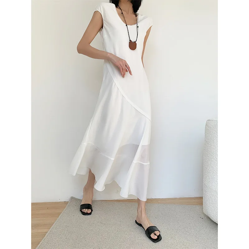 Robe en satin sans manches, amincissante, simple, irrégulière, mi-longue, blanche, été, 2025