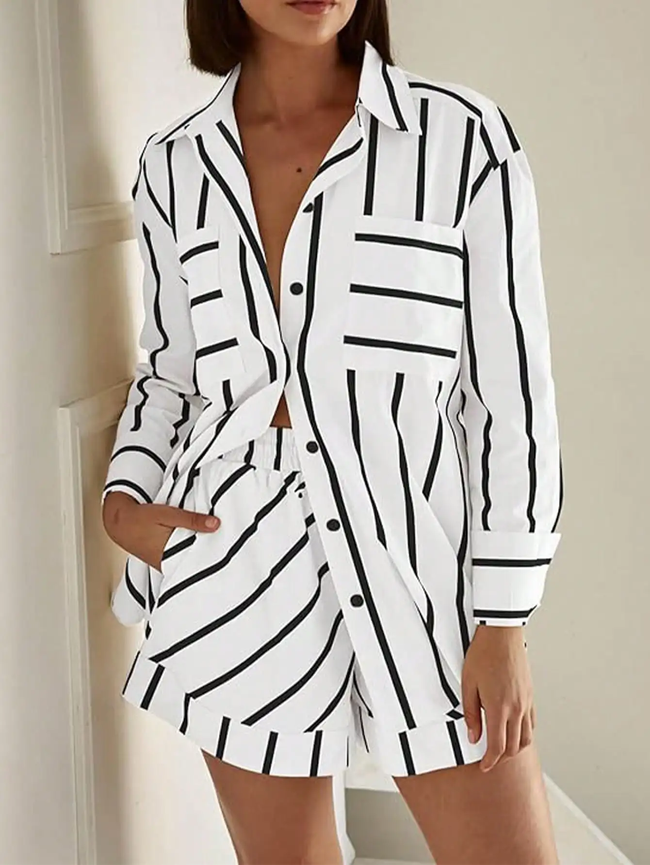 Set da Donna 2 Pezzi: Camicia a Maniche Lunghe e Pantaloncini a Righe Bianche e Nere