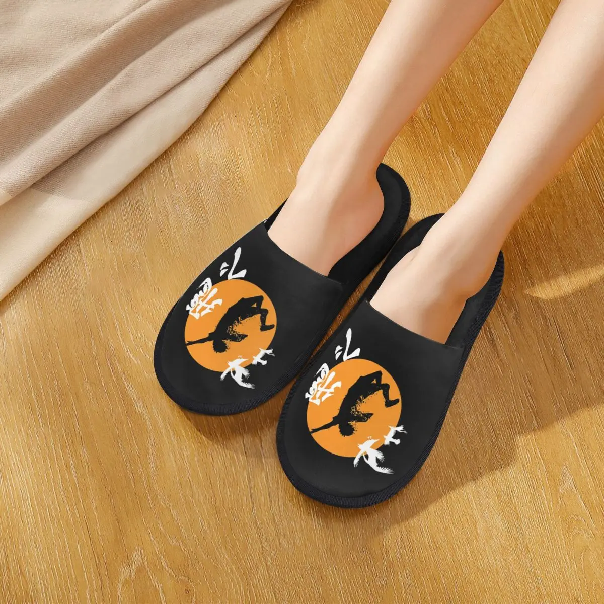 

Тапочки Haikyuu Karasuno Fly High в стиле аниме, теплые мягкие женские домашние тапочки из пены с эффектом памяти, удобная обувь для спальни