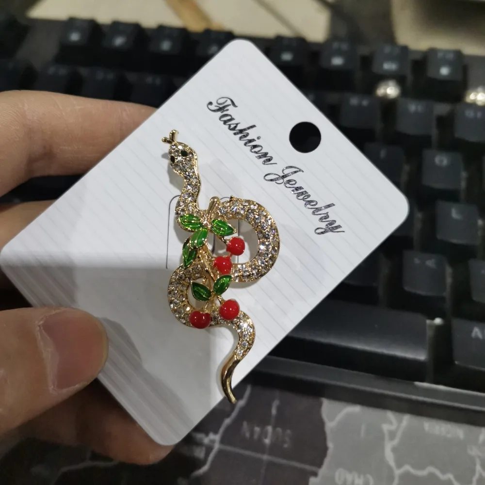 Elegant Animal Zodiac Snake Brooch Minimalist Sparkling Rhinestone Collar Pins Badge Geometric Snake Lapel Pin Small Gifts