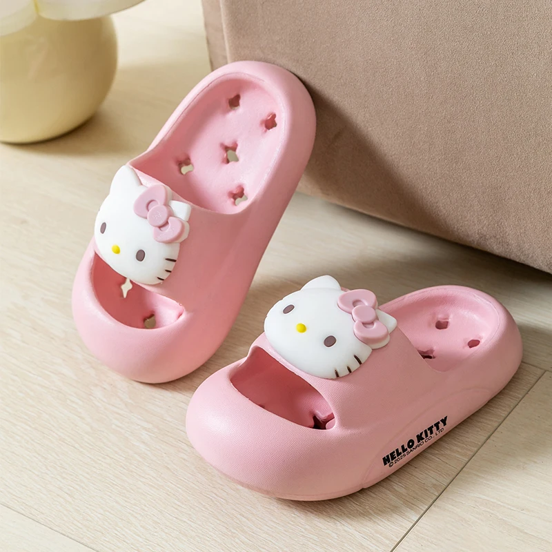 

Новинка 2023 года, летние тапочки Sanrio, шлепанцы для ванной комнаты, домашняя противоскользящая обувь на плоской подошве, уличные детские забавные сандалии Hellokitty