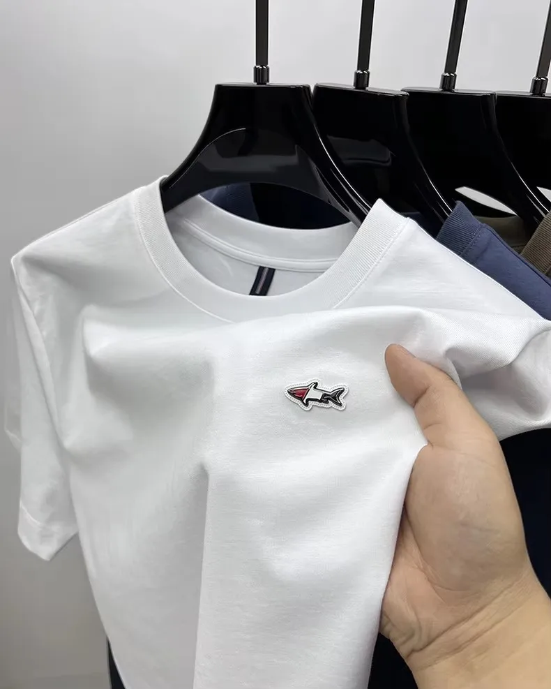 Camiseta de manga corta 100% de algodón para hombre, top de cuello redondo transpirable, diseño bordado de pez, marca de alta gama, moda juvenil, novedad de verano