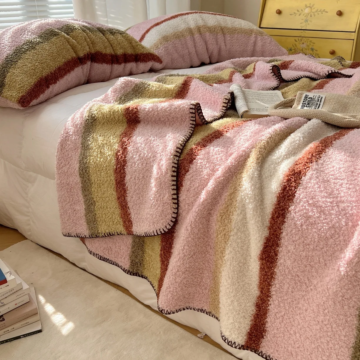 Half fluffy blanket, office nap shawl blanket, warm nap cover blanket, convenient to carry and keep warm