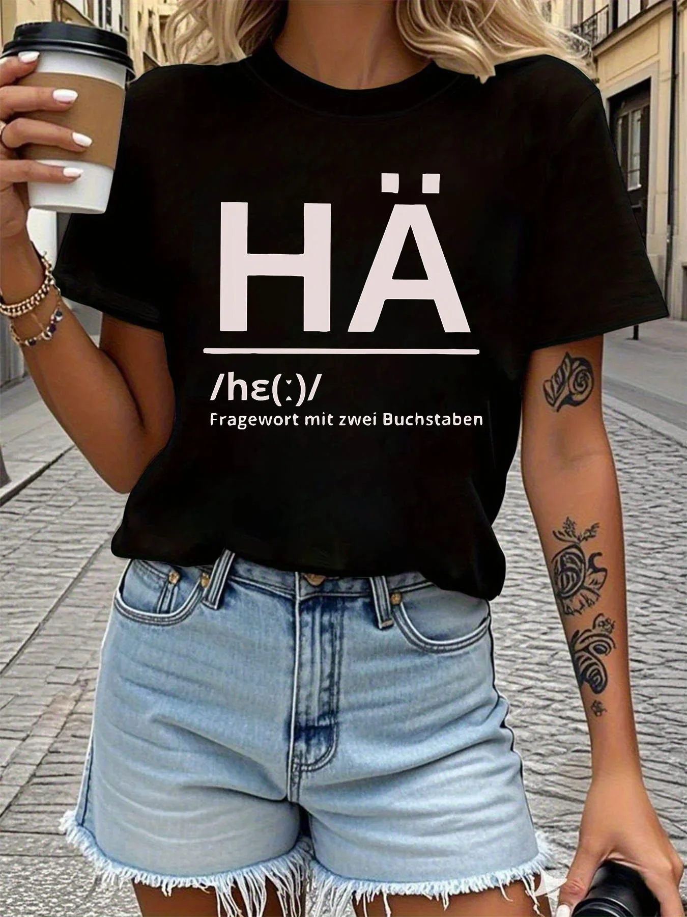 เสื้อยืดแขนสั้นผู้หญิง HÄ /hε/:/ ลายพิมพ์ตัวอักษรภาษาเยอรมันสองตัว สำหรับฤดูร้อนและฤดูใบไม้ผลิ