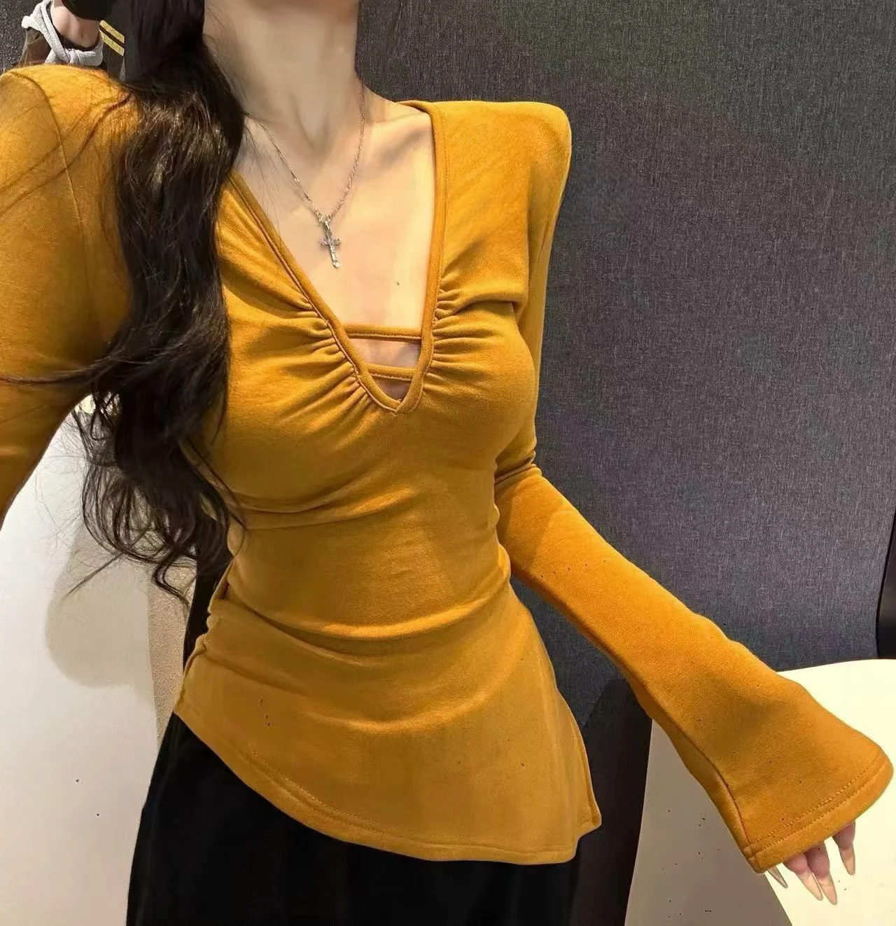 

Korean Sle Long Sve Fce Lined T-irt Women's Slim Fit V Ne Bell Sve Soft Comfortable Cotton Winter Top