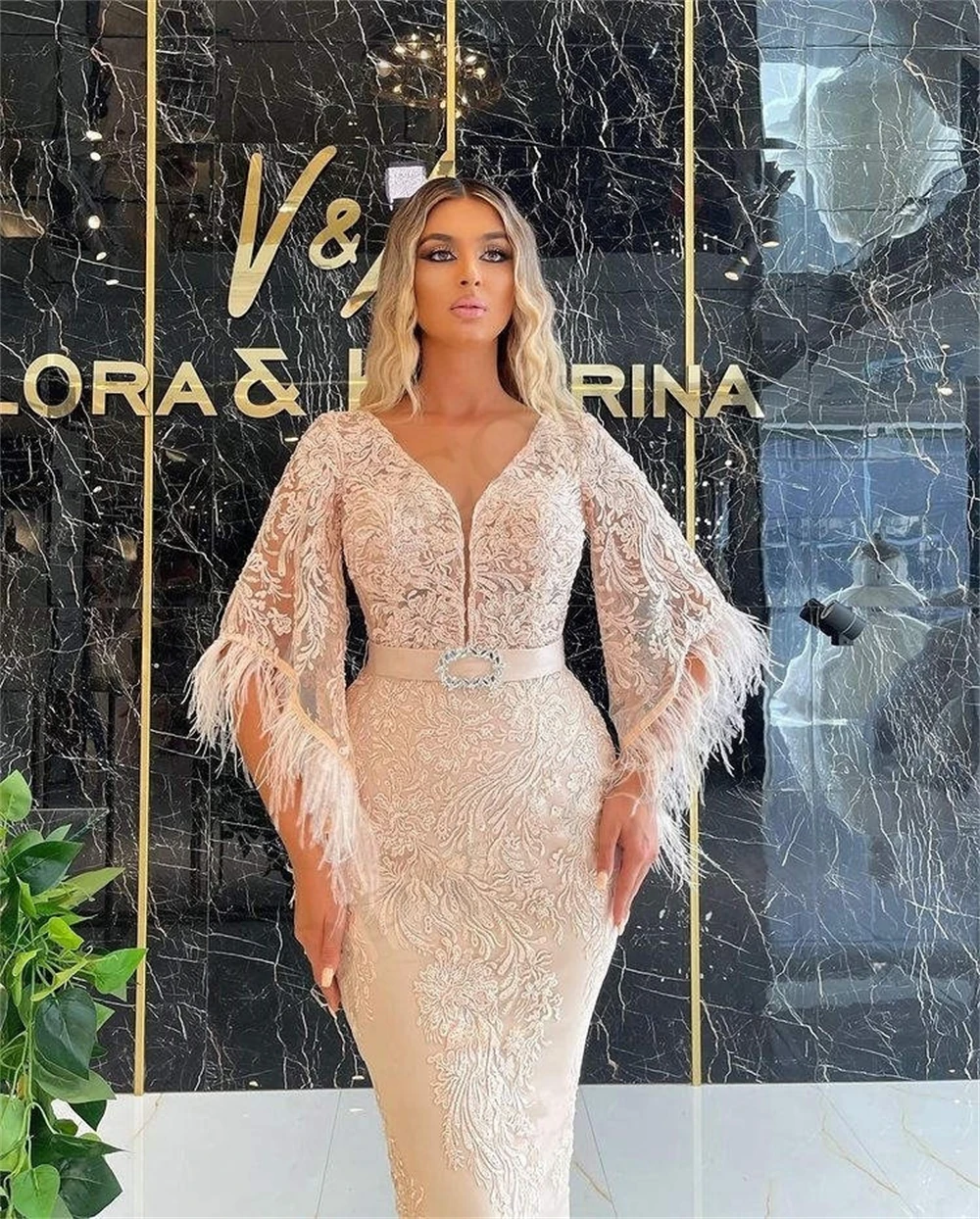 Sukienka wieczorowa na zamówienie, delikatna, z temperamentem, wykwintna sukienka na przyjęcie, boho (bohemski styl), szyta na miarę suknia okolicznościowa, tren dworski, pióra.