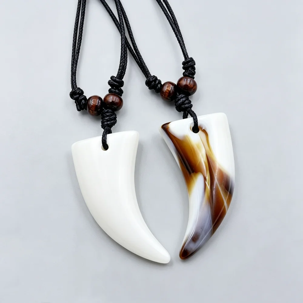 Coole Acryl-Zahn-Design-Hornkette für Männer und Frauen, handgewebter Holzperlen-Tierzahn-Anhänger, Schmuckgeschenke.