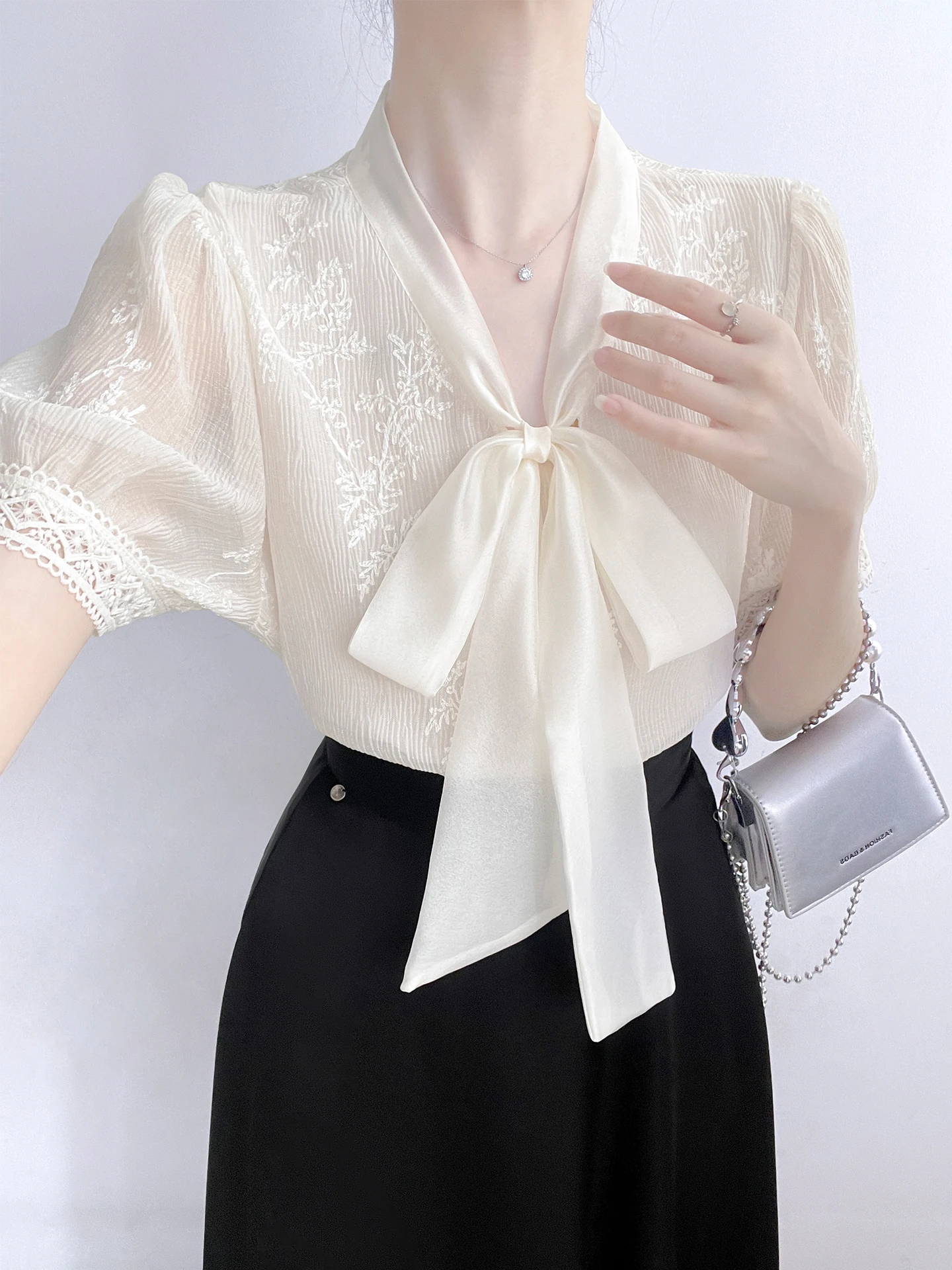 

Женская блузка в корейском стиле с вышивкой, коротким рукавом, V-образным вырезом, из шифона, с завязками, кружевной отделкой, для офиса, модная летняя модель