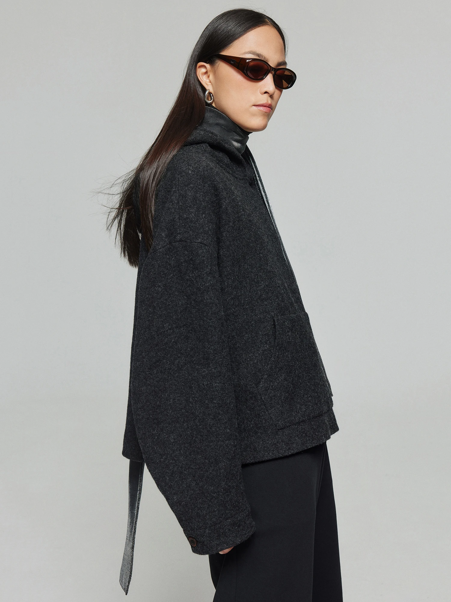 سترة صوفية أساسية فضفاضة بغطاء للرأس مصنوعة من التويد مع رقع جلدية مثلثة بتصميم بسيط للرجال بأسلوب كاجوال لفصلي الخريف والشتاء #1