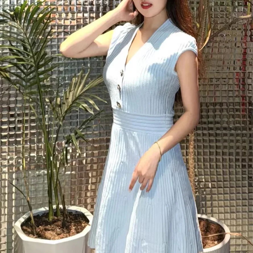 Dit is een nieuwe herfststijl van een heavy metal gesp, taille-cincerende en afslankende mouwloze gebreide jurk met V-hals van een socialite