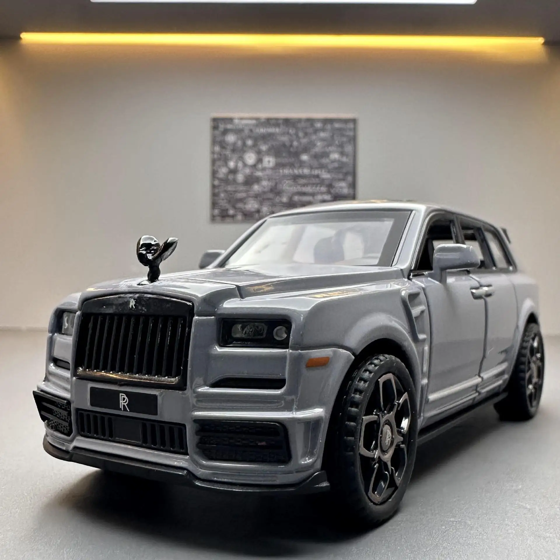 

1:36 Rolls Royce Cullinan, высокая имитация литья под давлением, модель автомобиля из металлического сплава, звуковой свет, коллекция с откатным механизмом, детские игрушки, подарки