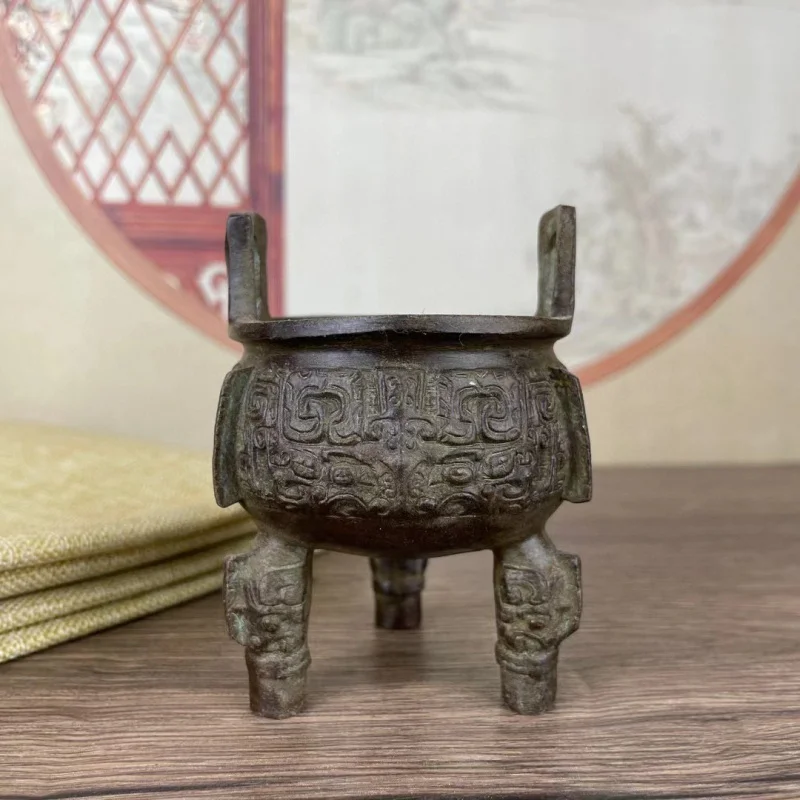 

Antique Ancient Three-Legged Old Bronze Tripod Animal Surface Pattern Western Zhou Dynasty Decorative Ear Punch Incense Burner f