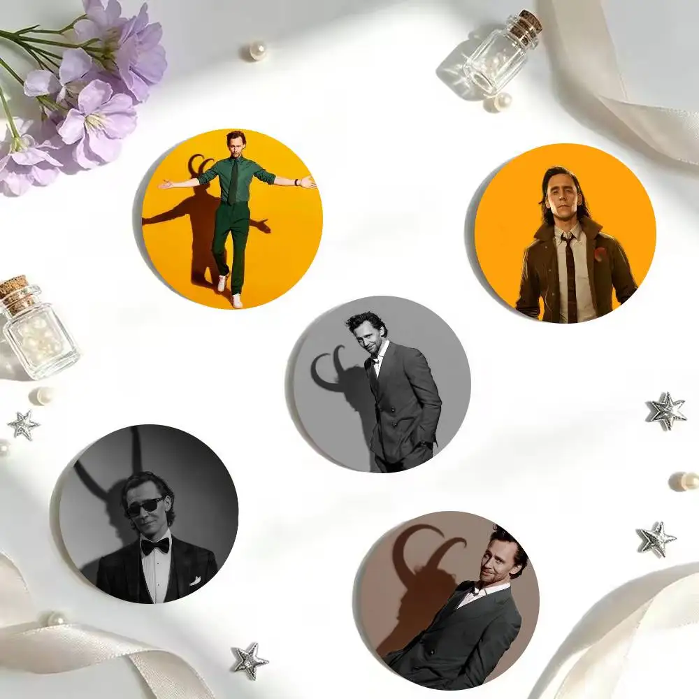 Tom Hiddleston Badges 25 32 44 58 75 mm Round Cosplay Pin Bag Decor Fans Collect Friends Gifts Brooch Souv