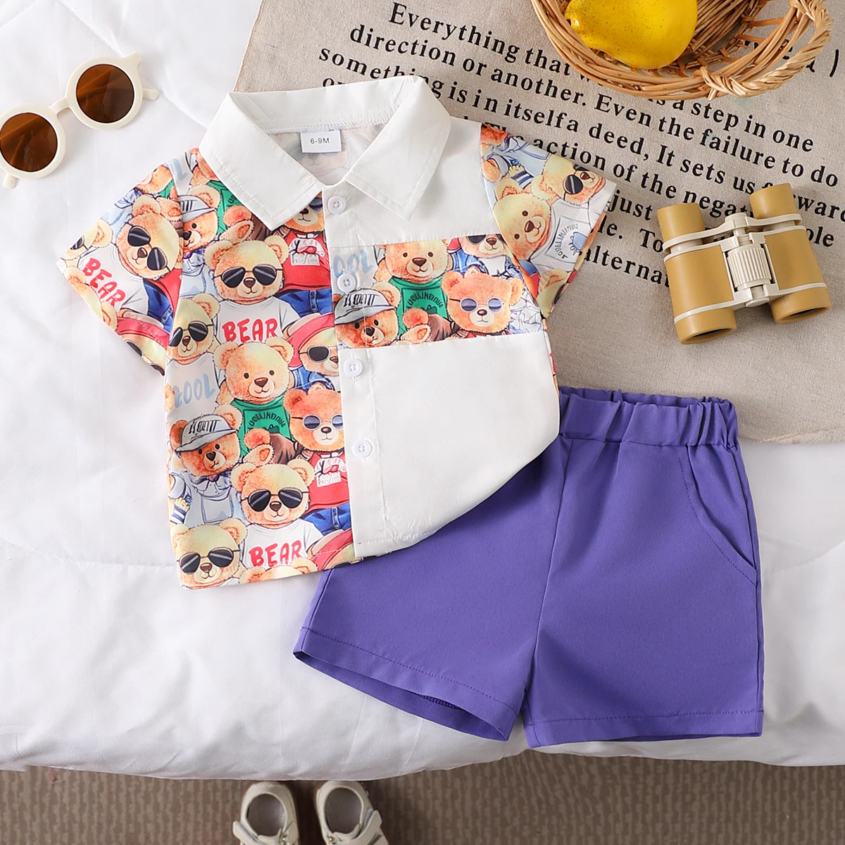 2-teiliges Set aus modischem Cartoon-Teddybär-Set für Jungen mit zufälligem Druck, Spleißen, kurzärmeliges Hemd, Oberteil und Shorts