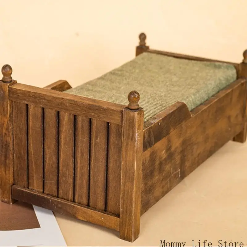 

Винтаж неокрашенная деревянная односпальная кровать для энтузиастов модели 1:12 Шкала