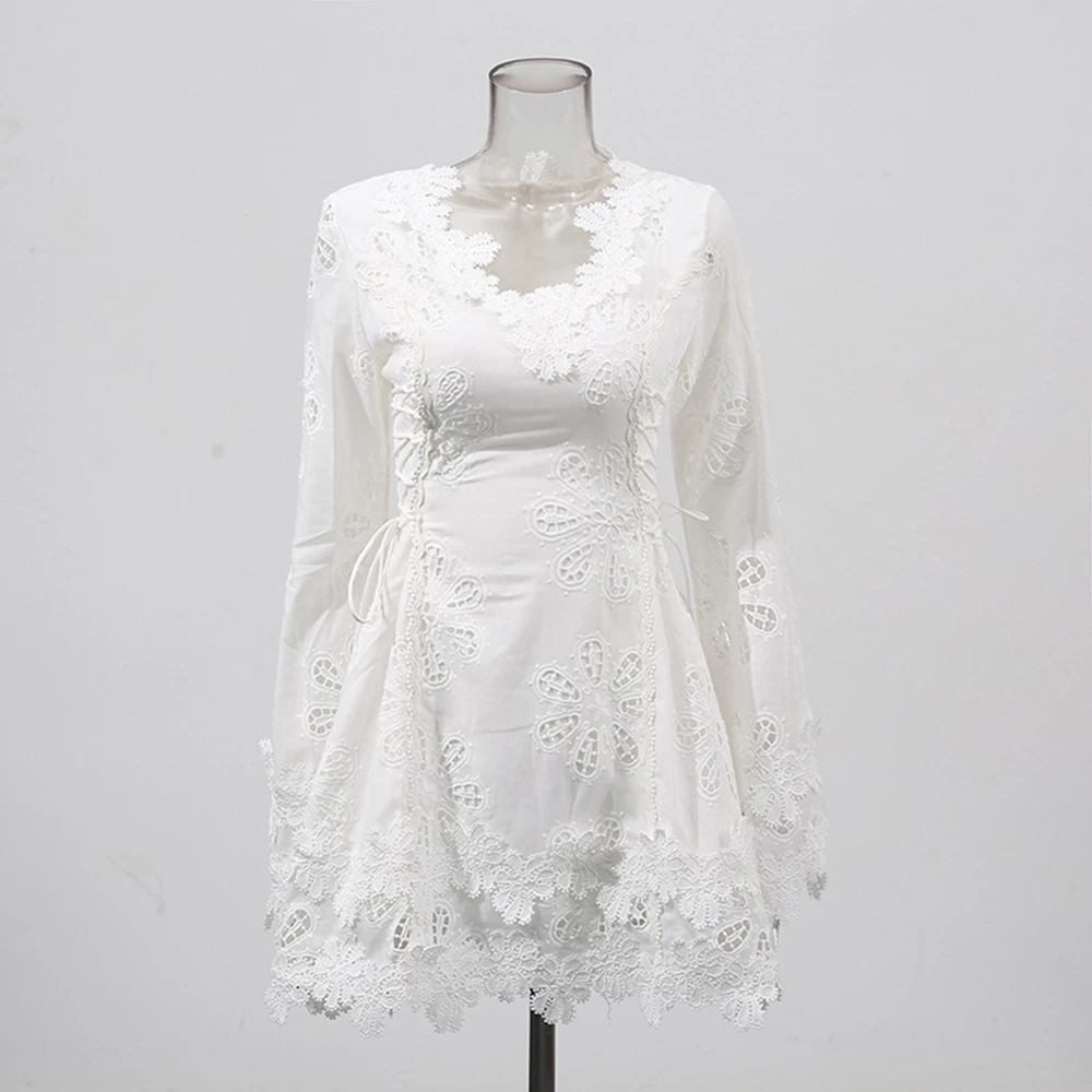 Vintage Court Style Short Dress 2025 New Design 3D Cut-Out Lace Pattern V-Neck Flared Sleeve Dress