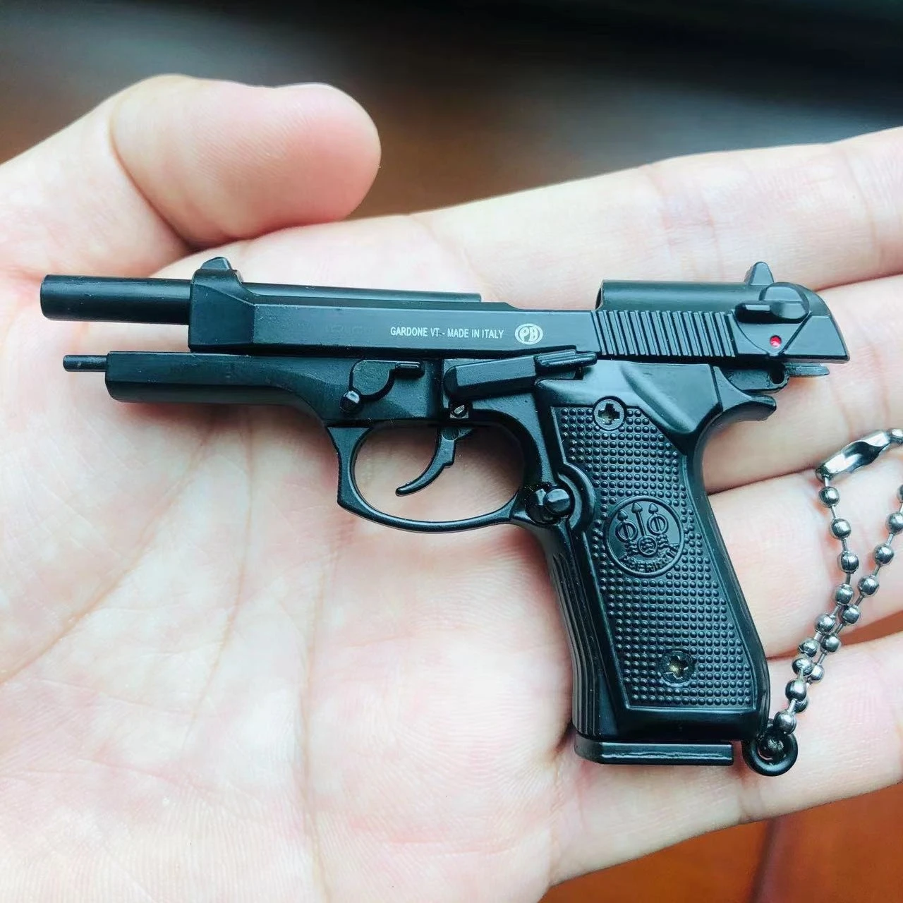 1:3 Mini 92F Model pistoletu ze stopu odpinany montaż zabawka brelok wisiorek metalowy pistolet zabawkowy dekoracja torby prezent dla chłopców