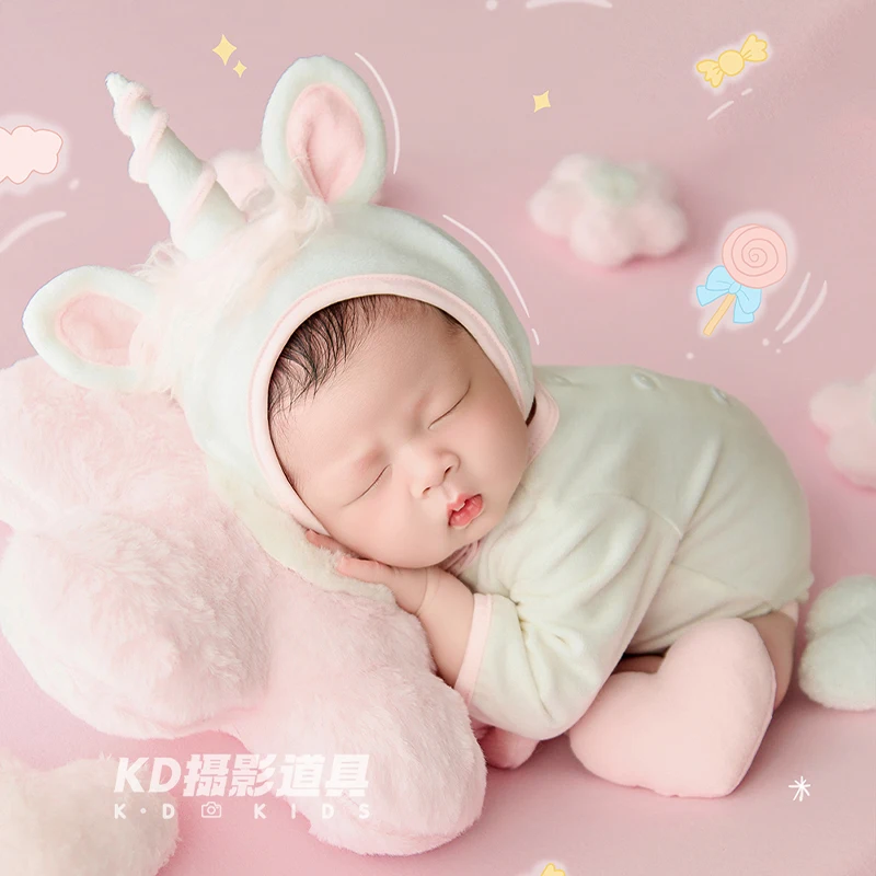 simpatico-set-per-fotografia-neonato-a-tema-unicorno-tutina-bianca-morbida-per-servizio-fotografico-con-cappellino-abbinato-e-cuscino-a-forma-di-unicorno-per-neonati-0-1-mese