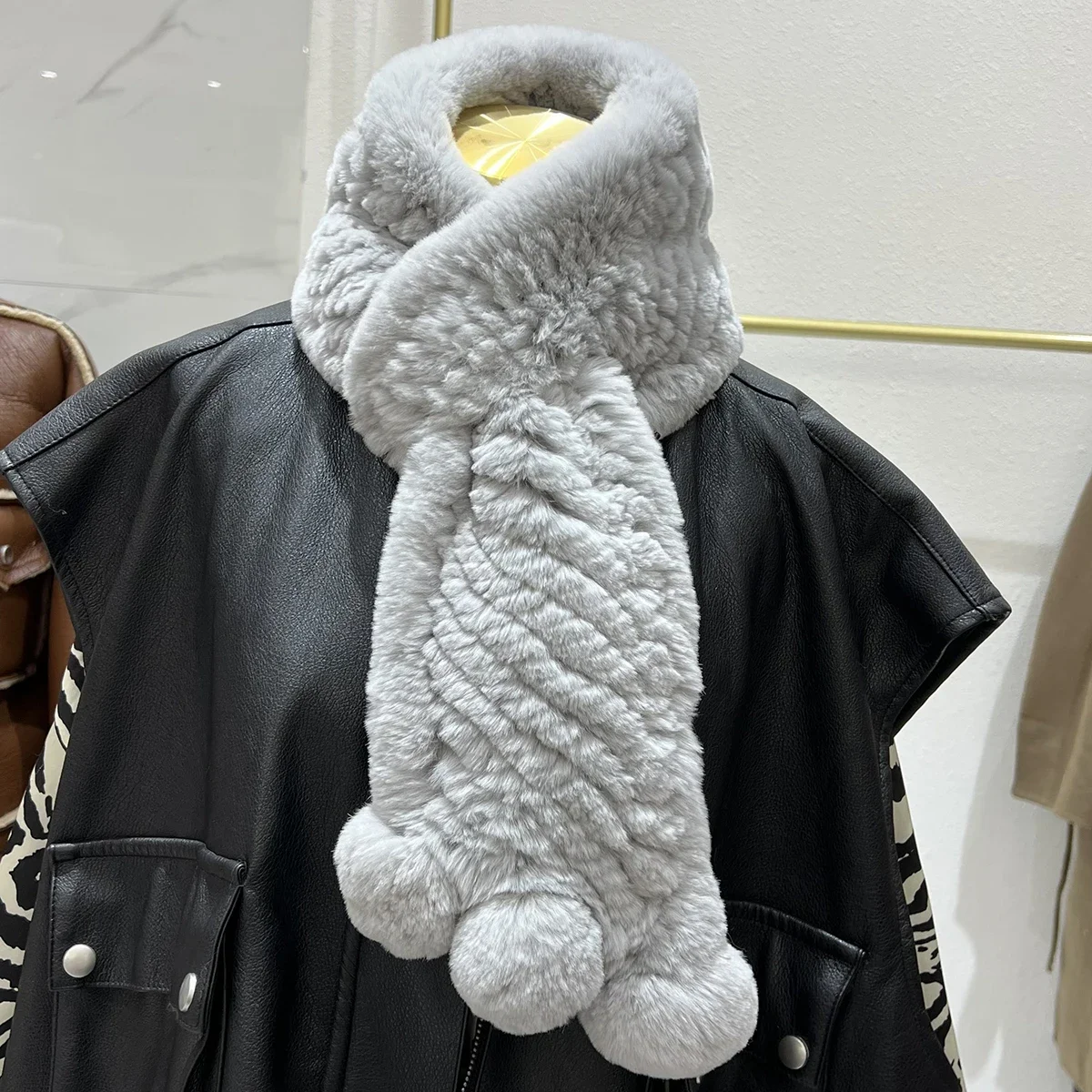 Echter Rex-Kaninchenfell-Schal für Damen, Winter, dick, warm, gestrickter Schal, doppelseitig, weicher Nackenwärmer, niedlicher Pompon-Kragen-Wickel. – Detail 12