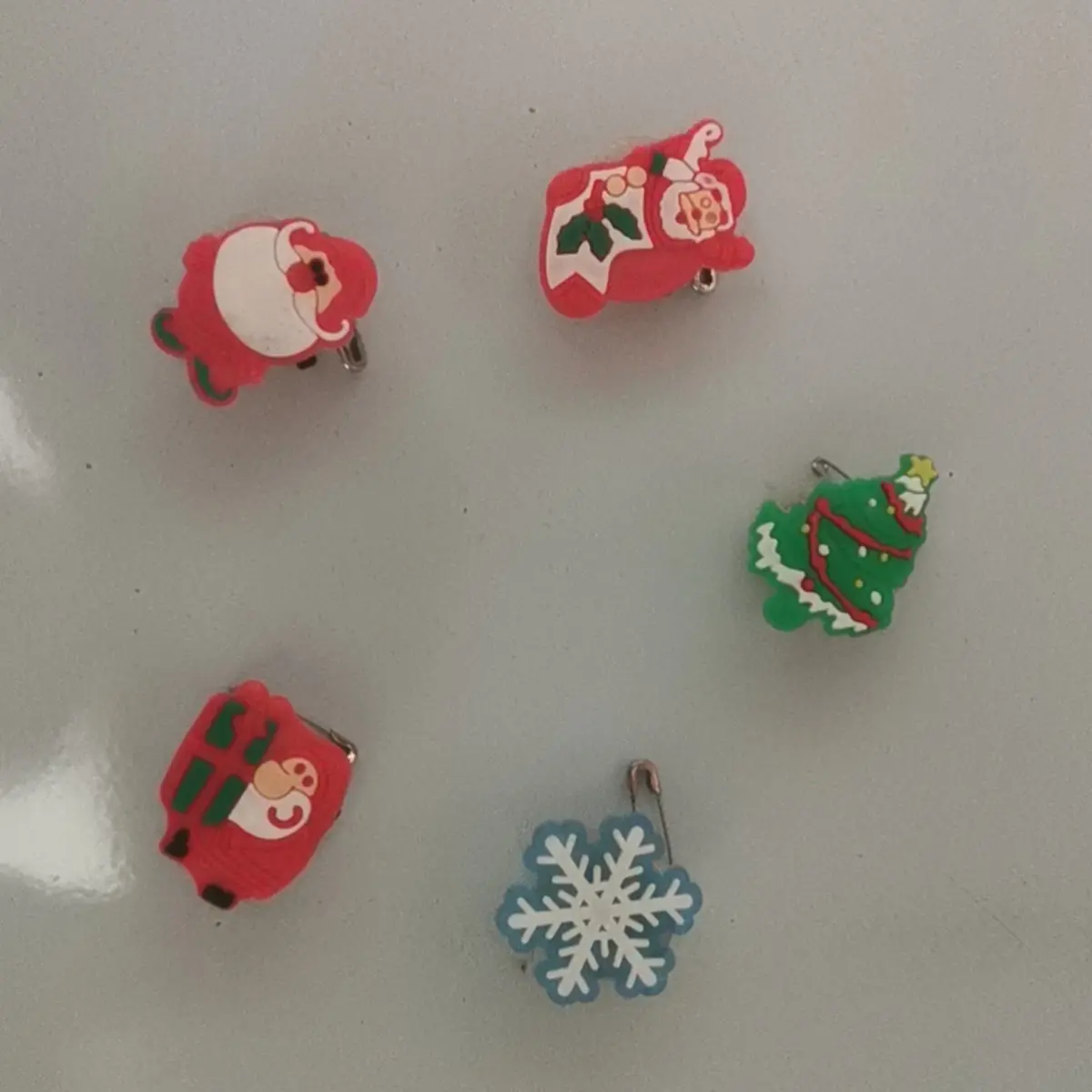 

25 шт. светящихся эмалевых значков: красные снеговики, рождественские блестящие броши, светящиеся значки-пуговицы для поделок, свадебных подарков и упаковки