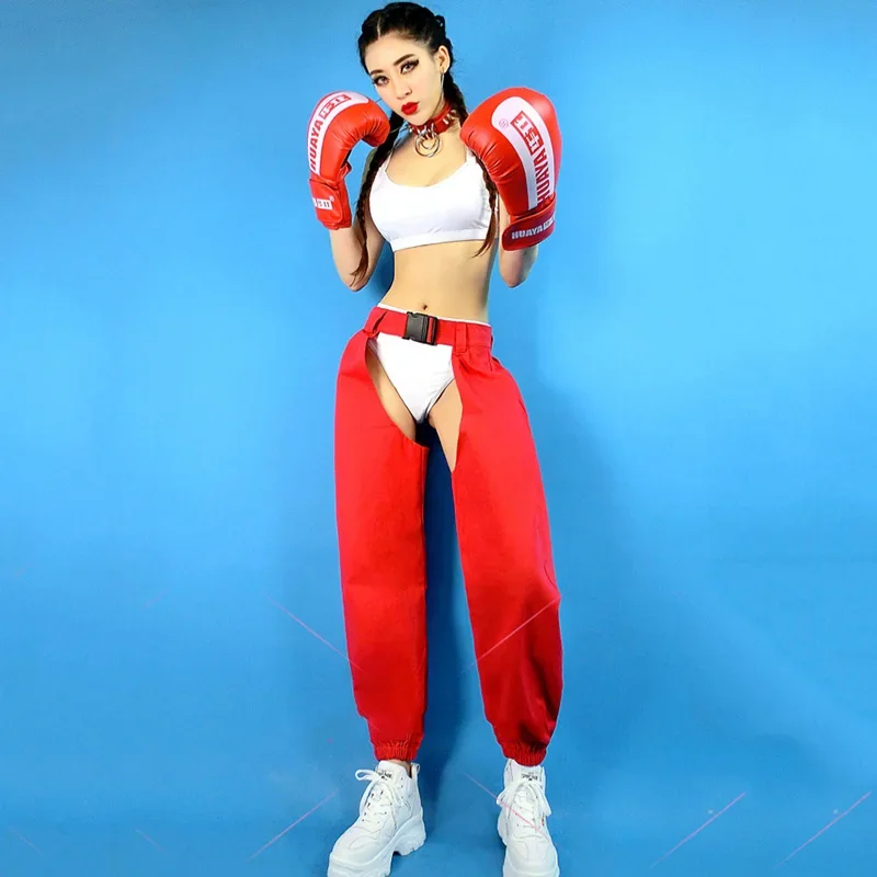 Kostiumy sceniczne damskie ubrania barowe osobowość strój sportowy Ds Dj klub nocny piosenkarka białe bikini czerwone spodnie z otwartym plikiem DNV13170
