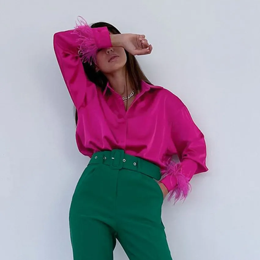 Damska codzienna bluzka z piórami, modna, uniwersalna, długa, o regularnym kroju, idealna na lato i do pracy.