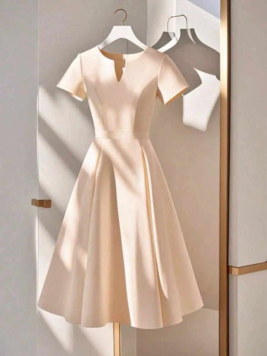 

Элегантное однотонное платье миди А-силуэта с вырезом на горловине для летних деловых встреч