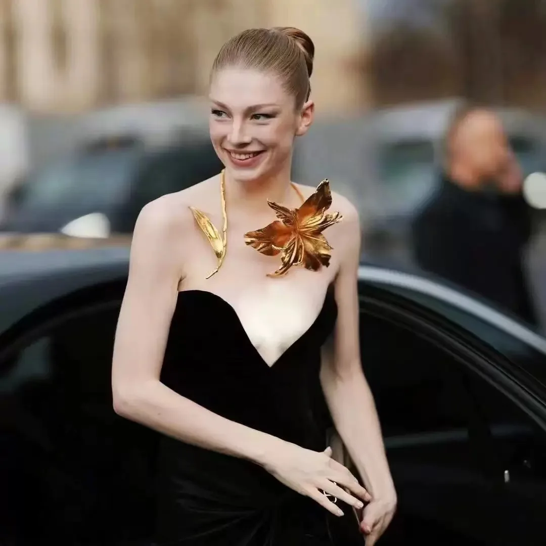 

Роскошный преувеличенный индивидуальный металлический большой цветочный воротник, модный аксессуар для взлетно-посадочной полосы, колье для женщин