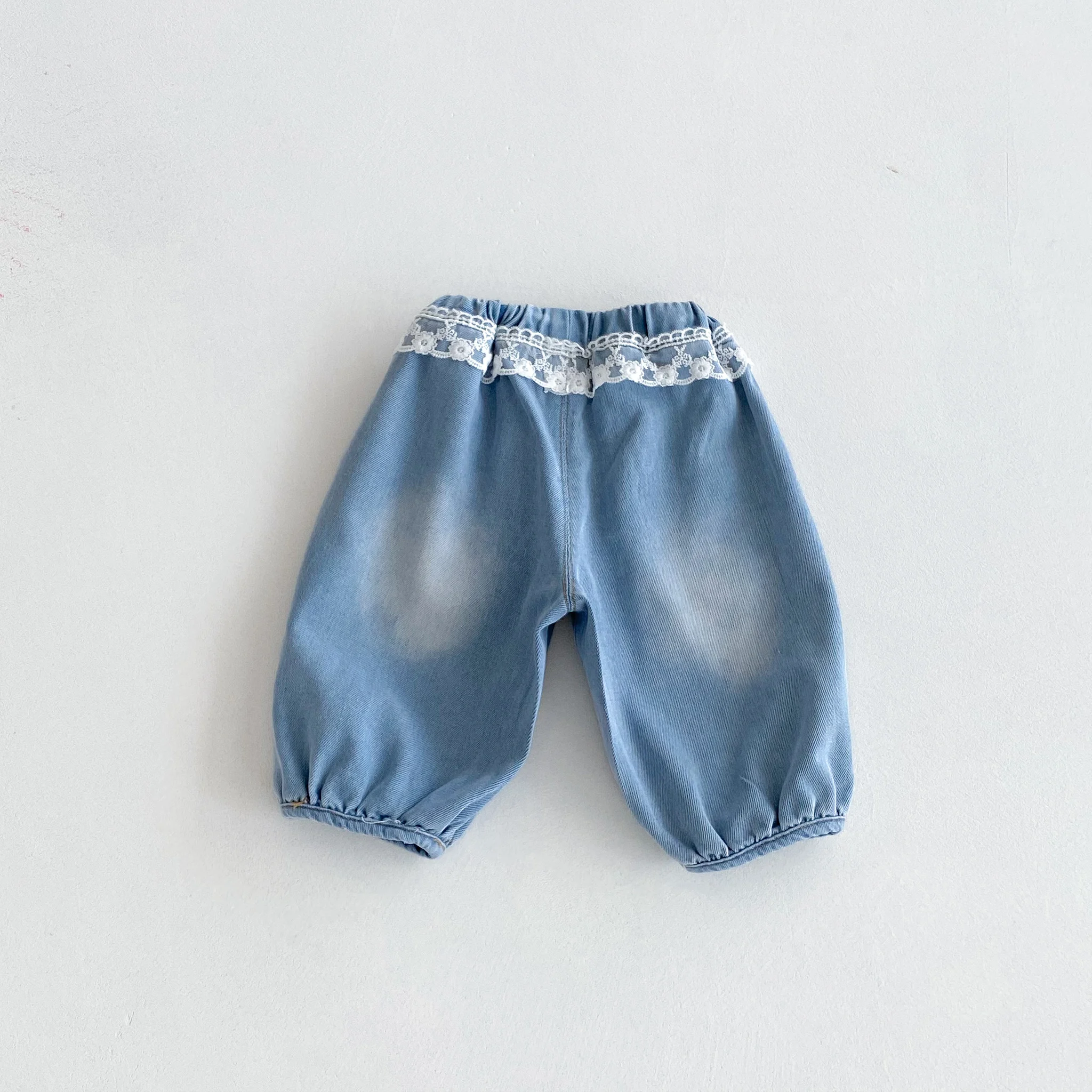 Lange Jeanshosen für Mädchen, lässige Herbsthosen mit Spitzenbesatz, klassische Damenjeans mit enganliegender Passform – Detail 3