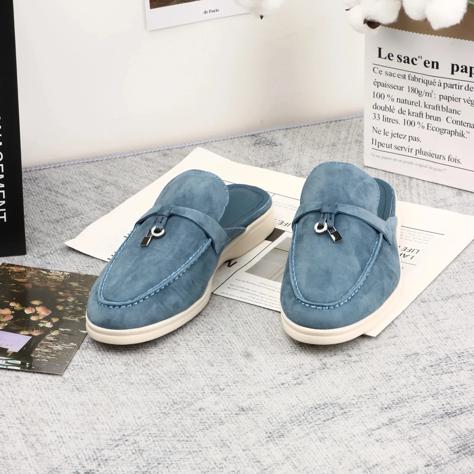 Dames loafers van blauw hemelblauw suède, comfortabele platte sandalen met metalen charme - afbeelding 2
