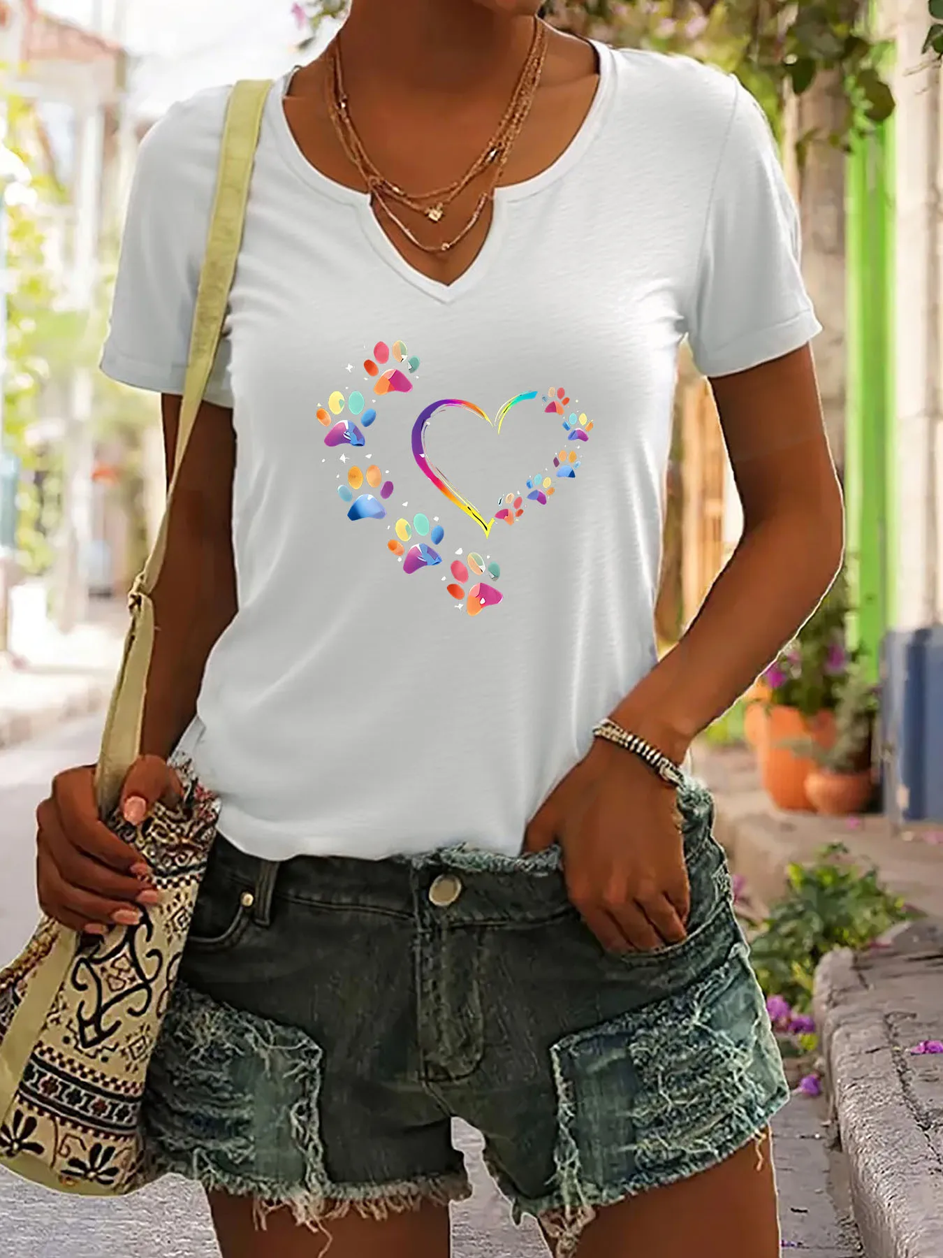 Rainbow claw print heart pattern T-shirt, casual and fashionable V-neck rolled sleeve short-sleeved top for women