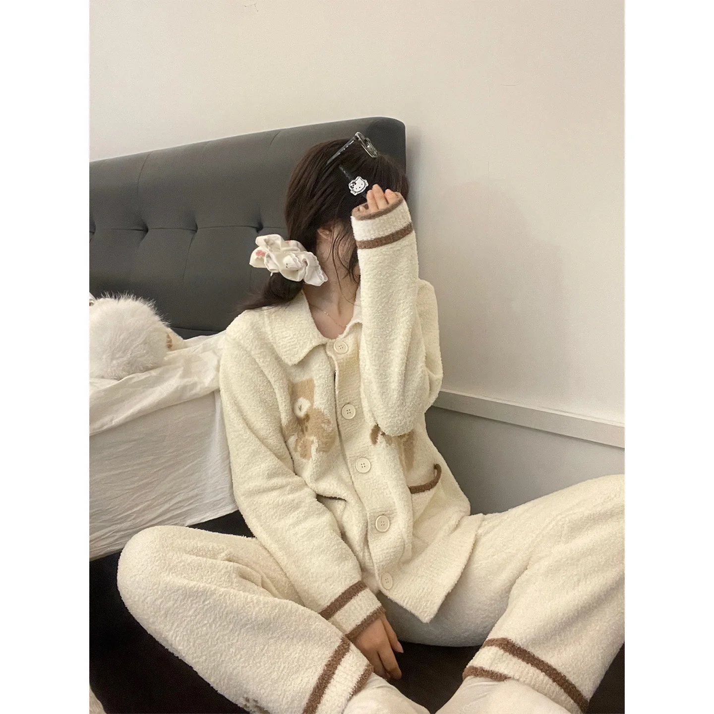 مجموعة نصف صوف محبوكة مطبوعة على شكل دب كرتوني قطيفة ولطيفة للنساء للخريف والشتاء طقم ملابس منزلية سميكة ودافئة بيجامات